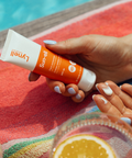 Application crème solaire visage Sun-ell SPF 50 — protection UVA UVB quotidienne, Lynell Switzerland