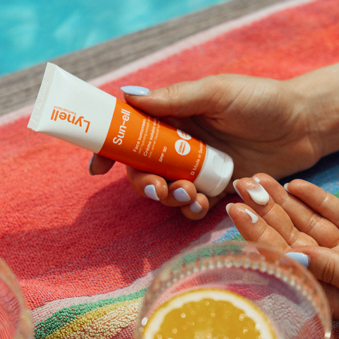 Application crème solaire visage Sun-ell SPF 50 — protection UVA UVB quotidienne, Lynell Switzerland